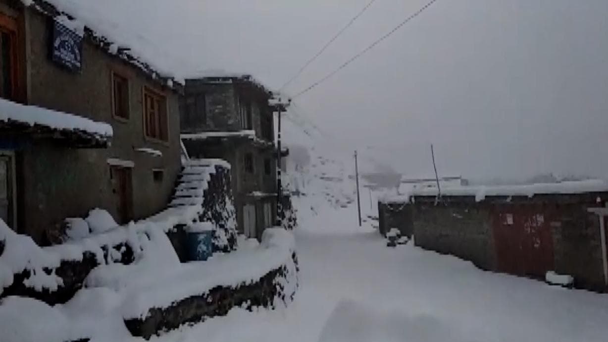 Jammu Srinagar Highway blocked: বন্ধ একাধিক রাস্তা, ভূস্বর্গ সাক্ষী থাকল মরসুমের প্রথম তুষারপাতের  