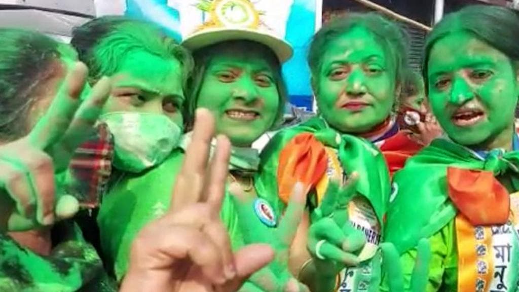 KMC Election 2021: 'দিদির বাড়িই মন্দির', কালীঘাটে এসে বললেন ফিরহাদ; বিপুল জয় মালা, দেবাশীষের