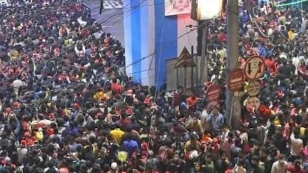 Christmas: করোনা-সতর্কতা শিকেয় তুলে রাতভর জনপ্লাবন পার্ক স্ট্রিটে, ঘুম ছুটেছে স্বাস্থ্যকর্তাদের