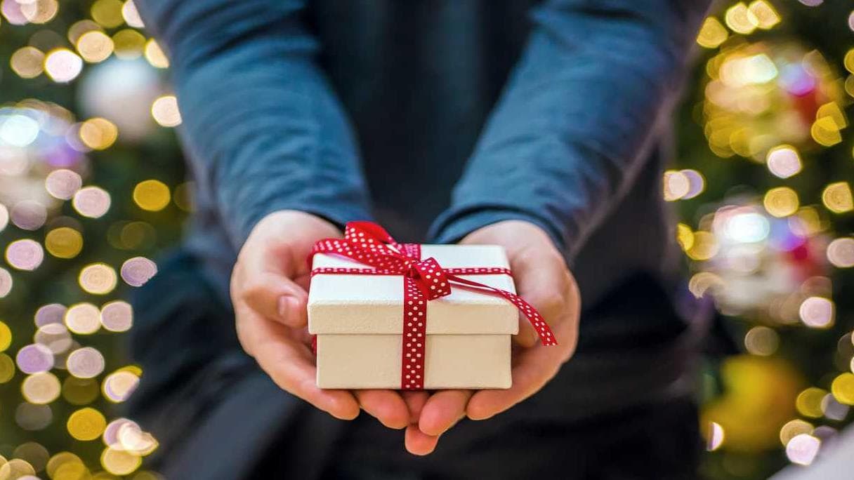 Valentine's Day 2023: इन मीनिंगफुल और शानदार गिफ्ट्स से बनाये अपने Loved one's का दिन और भी खास