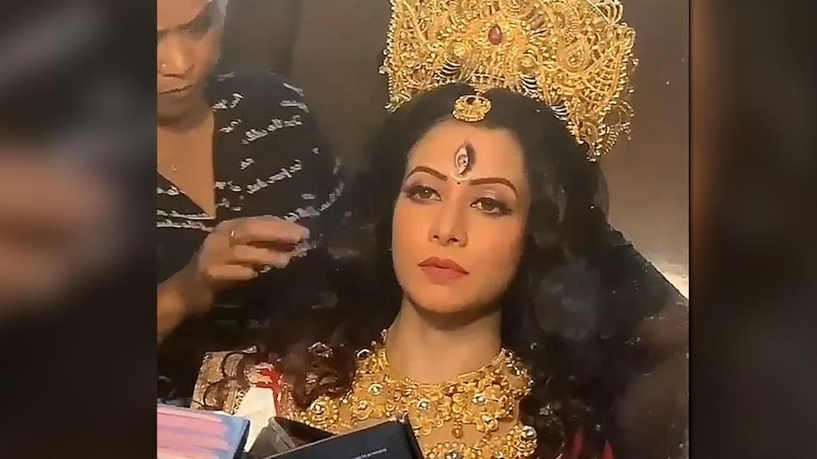 Koel Mallick: একটু একটু করে দুর্গা হয়ে উঠলেন কোয়েল, অনুরাগীদের সঙ্গে ভাগ করে নিলেন সেই মুহূর্ত