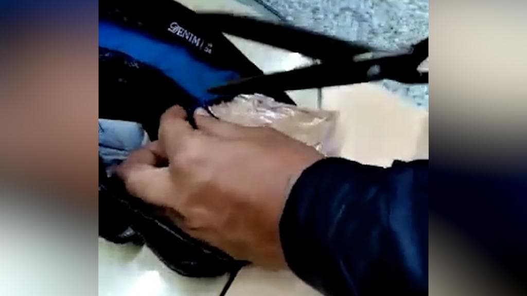 Kolkata Airport: প্লাস্টিকের মোড়কে ৬৬ লক্ষ টাকার সোনা পাচারের চেষ্টা! হাতেনাতে পাকড়াও বিমানবন্দরে