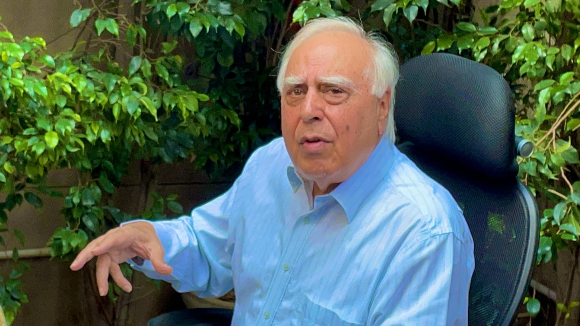 Kapil Sibal के घर के बाहर प्रदर्शन को 'गुंडागर्दी' कहा आनंद शर्मा ने, सोनिया से एक्शन की मांग