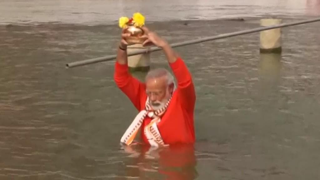 वाराणसी की गलियों में PM मोदी, गेरुआ वस्त्र धारण कर गंगा में किया स्नान और ध्यान