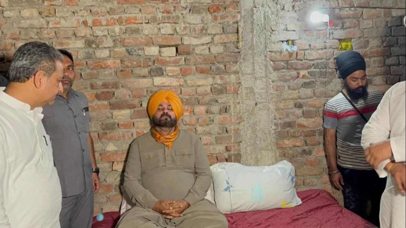 Lakhimpur Kheri हिंसा में मारे गए पत्रकार के घर धरने पर बैठे सिद्धू, बोले- गिरफ्तारी तक रहूंगा मौन  