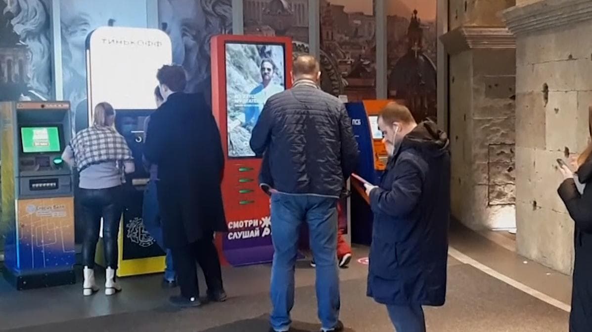 Russia ATM: নগদ সংকটের আশঙ্কা! রাশিয়ার এটিএম-এ লম্বা লাইন