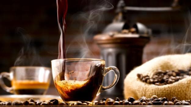 ज्यादा कैफीन पीने से जा सकती है आंखों की रोशनी, स्टडी में दावा