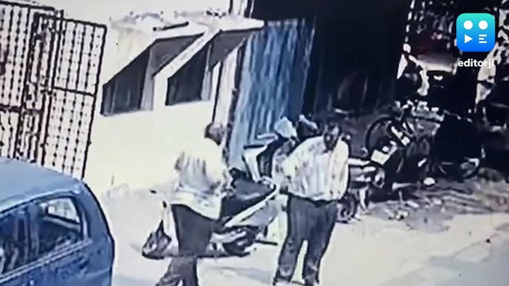 Viral: অর্থমনর্থম! টাকাপয়সা সংক্রান্ত ঝামেলার জন্য ছেলেকে জ্যান্ত জ্বালিয়ে দিল প্রৌঢ়, দেখুন ভিডিয়ো