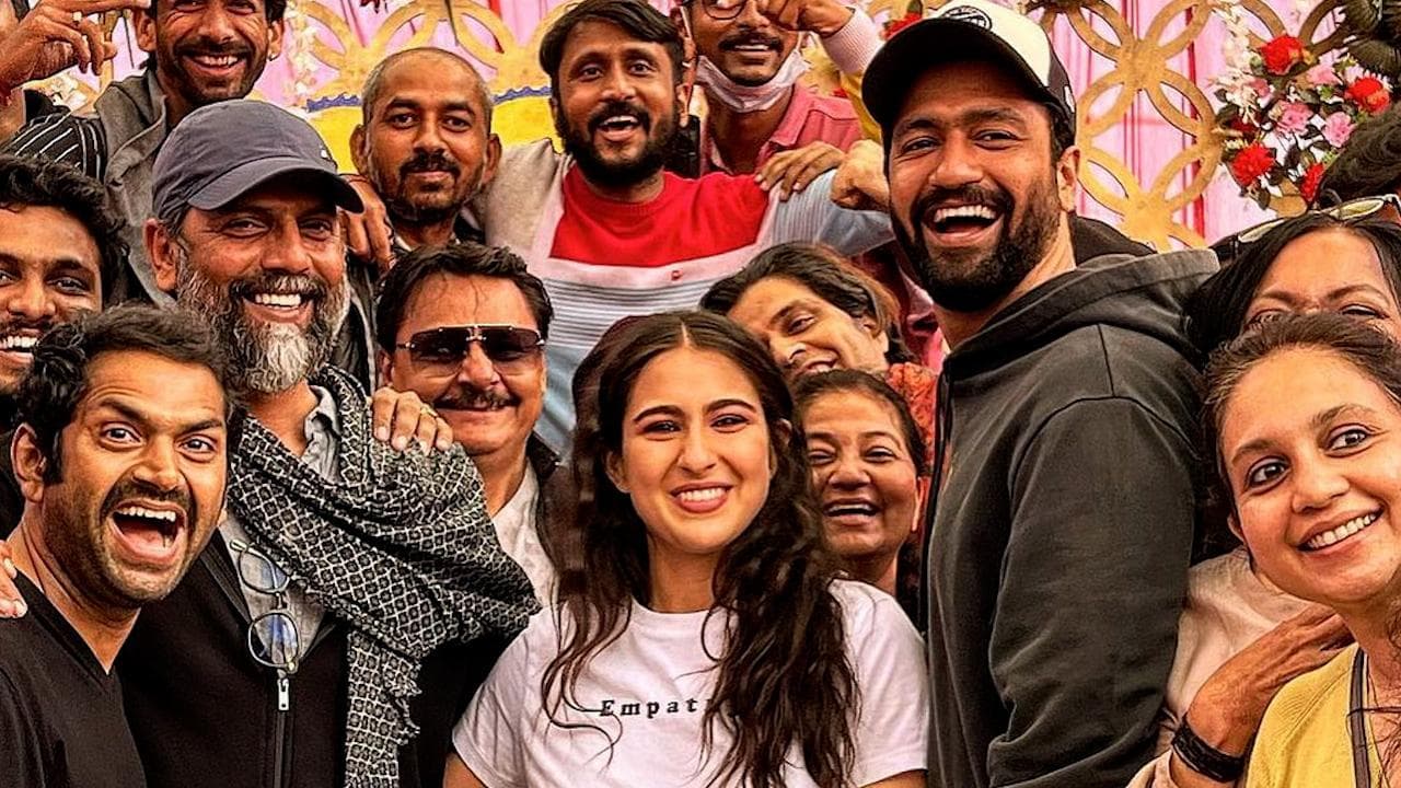 Vicky Kaushal और Sara Ali Khan ने अपनी अपकमिंग फिल्म का इंदौर शेड्यूल किया खत्म, फोटोज हुईं वायरल