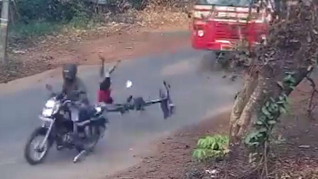 Viral: প্রথমে বাইক তারপর চলন্ত বাসের সঙ্গে ধাক্কা খেয়েও অভাবনীয়ভাবে বাঁচল কেরালার ৮ বছরের বালক