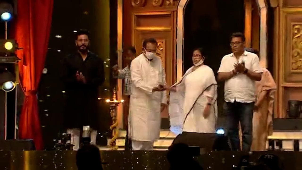 Tele Academy Awards : সেরা অভিনেত্রী সৌমীতৃষা, সেরা খলনায়িকা উষসী, আর কারা পেলেন সেরার পুরস্কার ? 