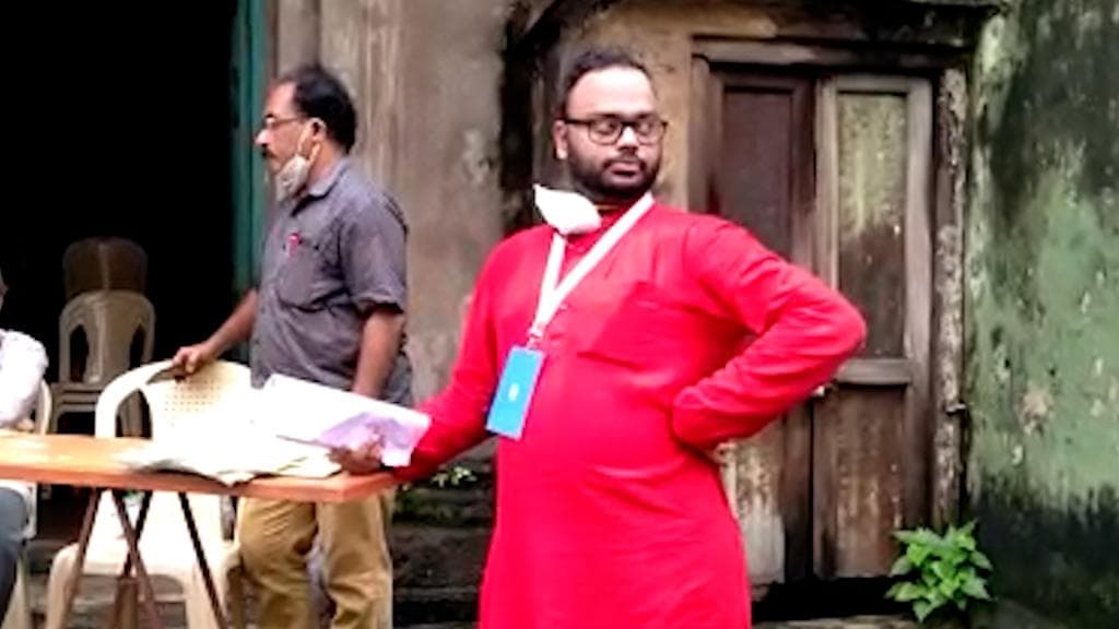 Bhawanipur Bypoll: ভোটকেন্দ্রের ২০ মিটারের মধ্যে তৃণমূলের পতাকা, অভিযোগ ভবানীপুরের বামপ্রার্থীর