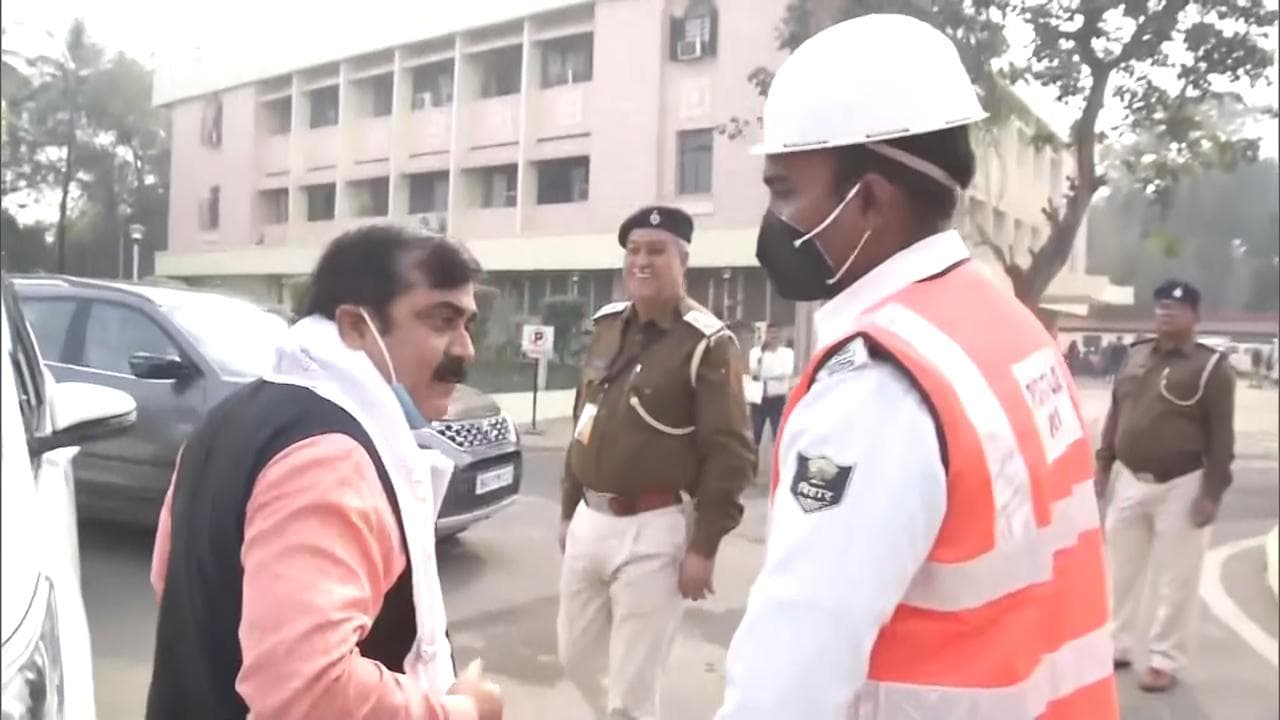 Bihar: नीतीश के मंत्री ने अफसरशाही के खिलाफ खोला मोर्चा, सदन में पूछा- डीएम एसपी बड़े या मंत्री? 