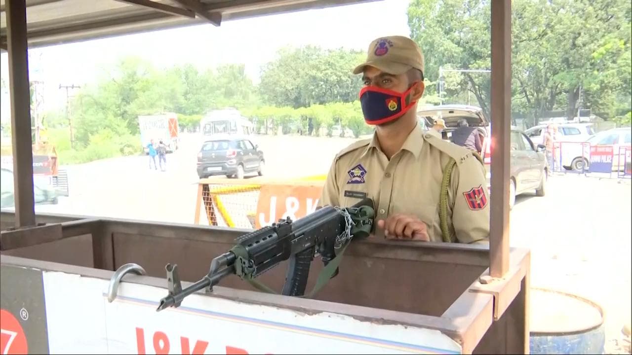 Drone in Jammu: पाकिस्तान ने ड्रोन से जम्मू में गिराए खतरनाक हथियार, सुरक्षाबलों ने किया बरामद