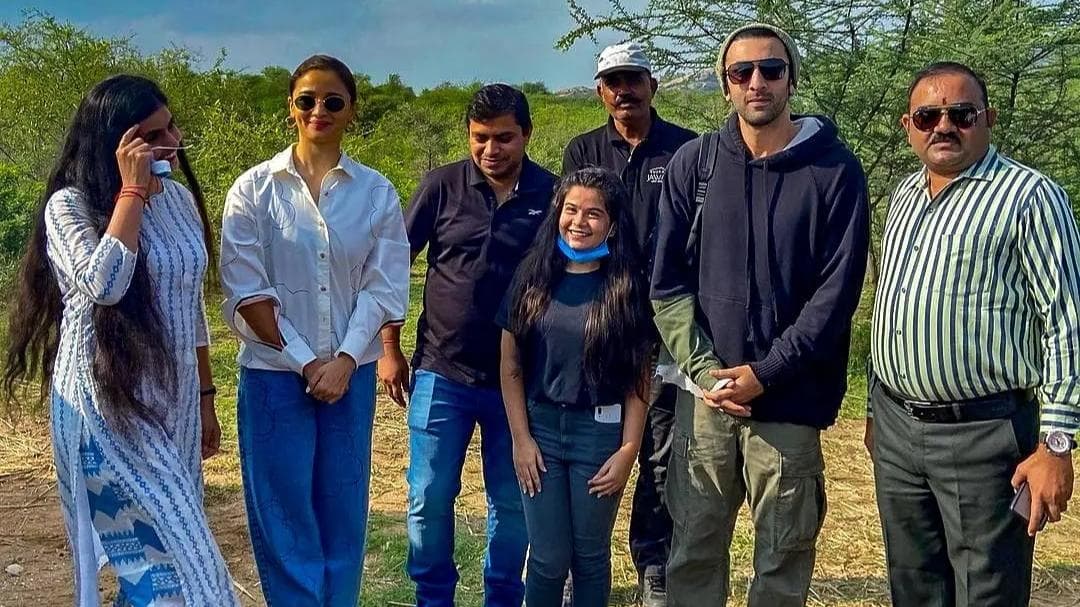 Alia Bhatt और Ranbir Kapoor की जोधपुर वेकेशन की तस्वीरें हुईं वायरल, फैंस के साथ पोज़ देते आए नजर