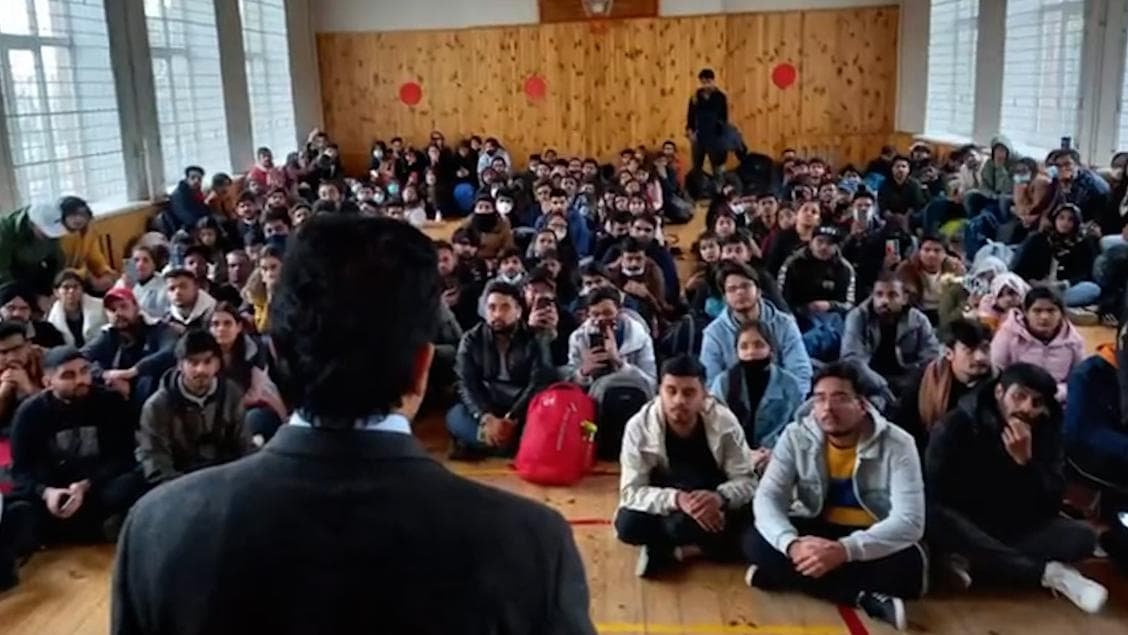 Russia-Ukraine War crisis: বন্ধ এয়ারস্পেস, ইউক্রেনের ভারতীয় দুতাবাসের সামনে জমায়েত ২০০-এর বেশি পড়ুয়ার