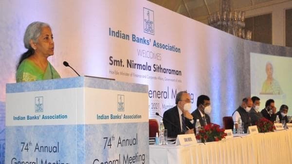 देश को SBI जैसे 4 से 5 बड़े बैंकों की जरूरत, बैंकिंग सेक्टर में अब भी बहुत काम: निर्मला सीतारमण