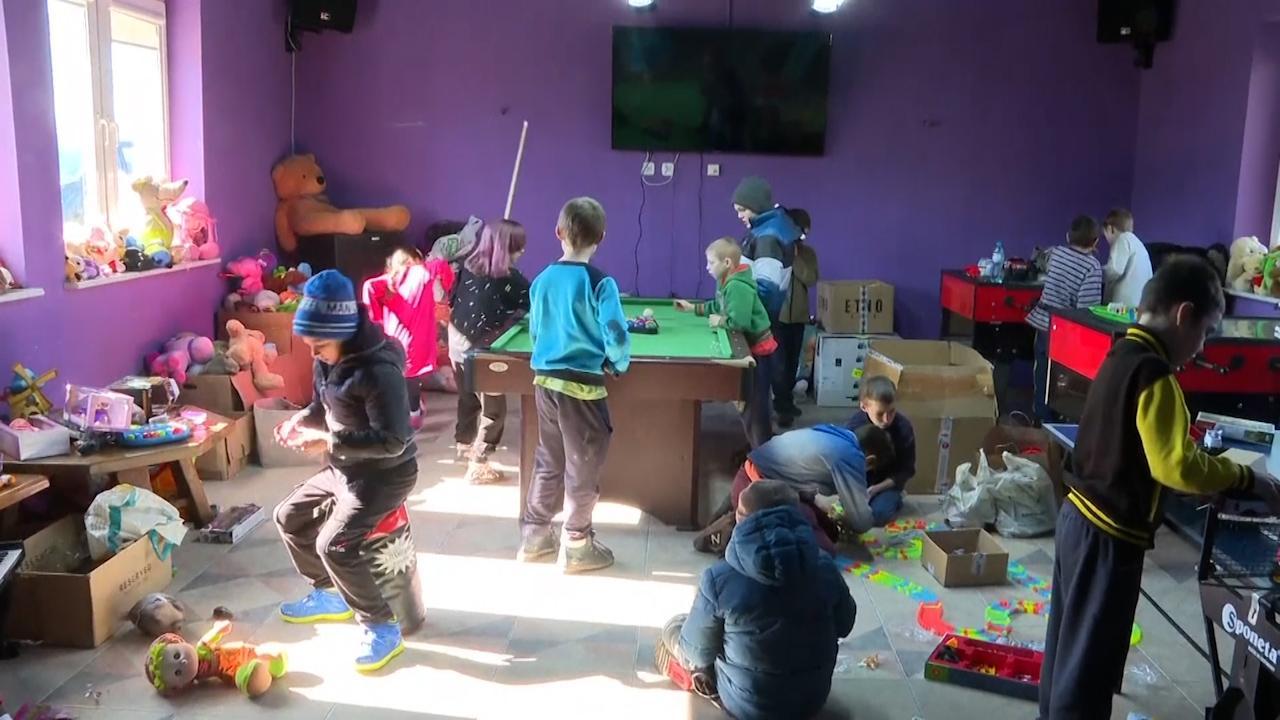 Russia Ukraine War: অলিম্পিয়ানের আশ্রয়ে ইউক্রেনের ঘরছাড়া শিশুরা, খেলার ছলে শিখছে যুদ্ধ