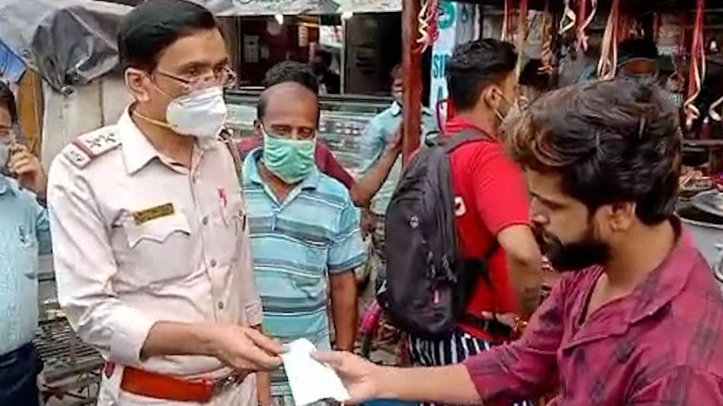 Dumdum: নাগেরবাজারে করোনা নিয়ে অভিযান পুলিশের, মাস্ক নিয়ে হুঁশিয়ার করা হল পথচারীদের