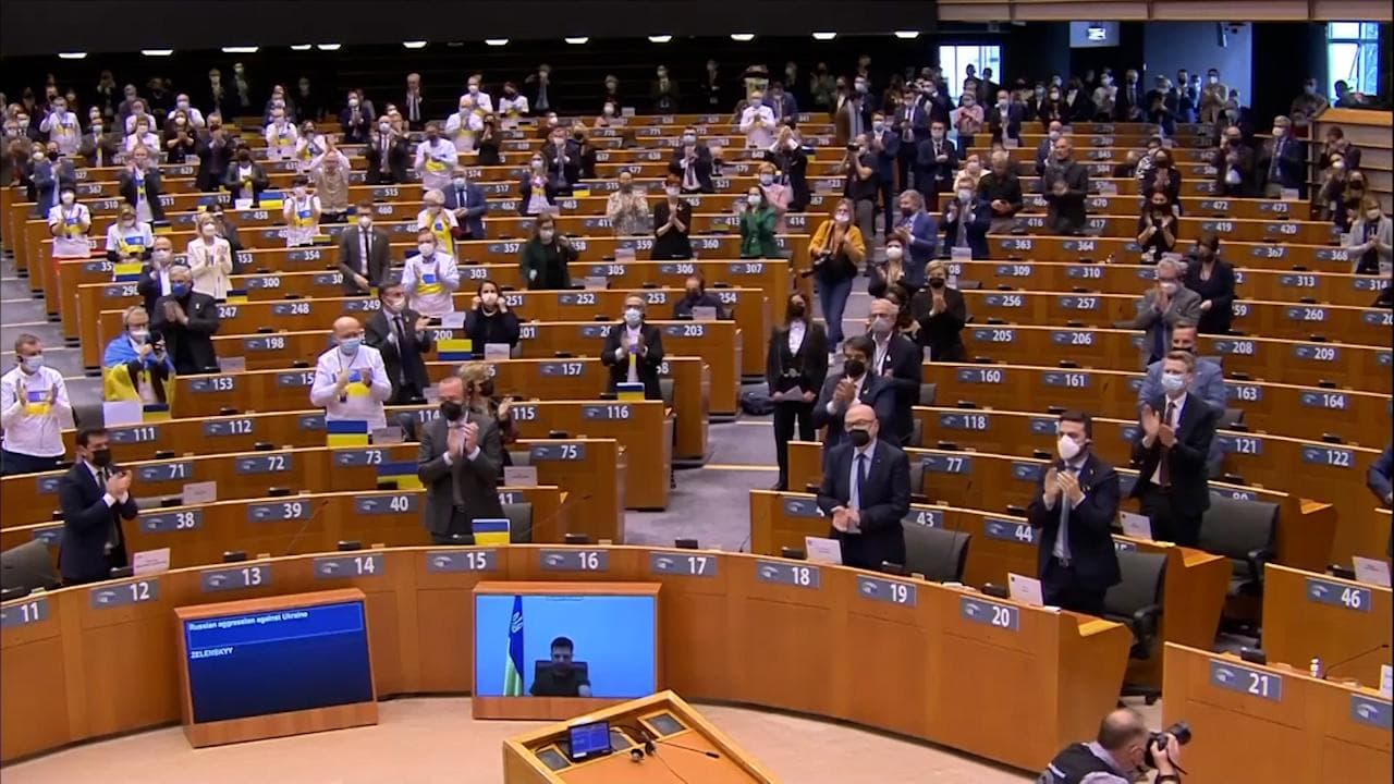 Standing ovation for Ukraine President at EU Parliament; Zelenskyy seeks membership ahead of Russia talks