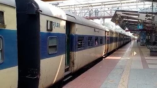 Local Train: আসানসোল, খড়গপুর-সহ দক্ষিণবঙ্গ জুড়ে গড়াল লোকাল ট্রেনের চাকা, খুশি নিত্যযাত্রীরা