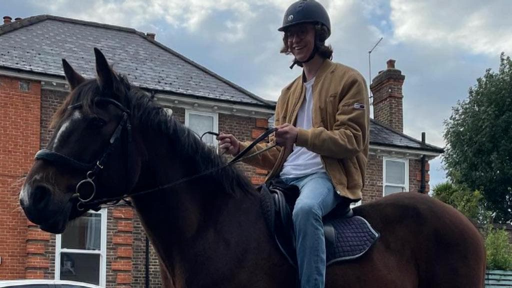 Man rides horse to gas station in UK, mocks car owners stocking up on fuel 