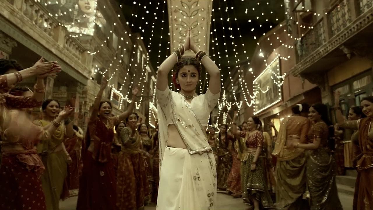 Gangubai Kathiawadi का पहला गाना Dholida रिलीज, आलिया भट्ट के ठुमकों ने उड़ाए होश