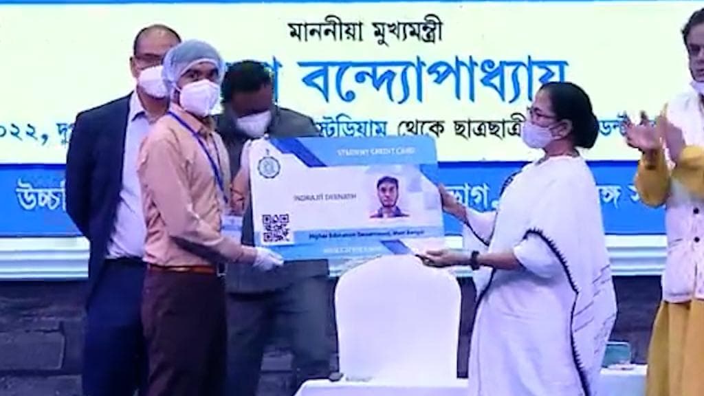 Student Credit Card: 'ব্যাঙ্কগুলোকে এগিয়ে আসতে হবে', ছাত্রছাত্রীদের হাতে ক্রেডিট কার্ড তুলে জানালেন মমতা