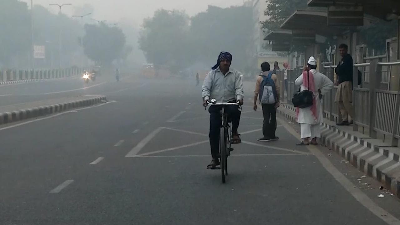 Delhi Air Pollution: लगातार दम घोंट रही दिल्ली की हवा, कई इलाकों में AQI 400 के पार