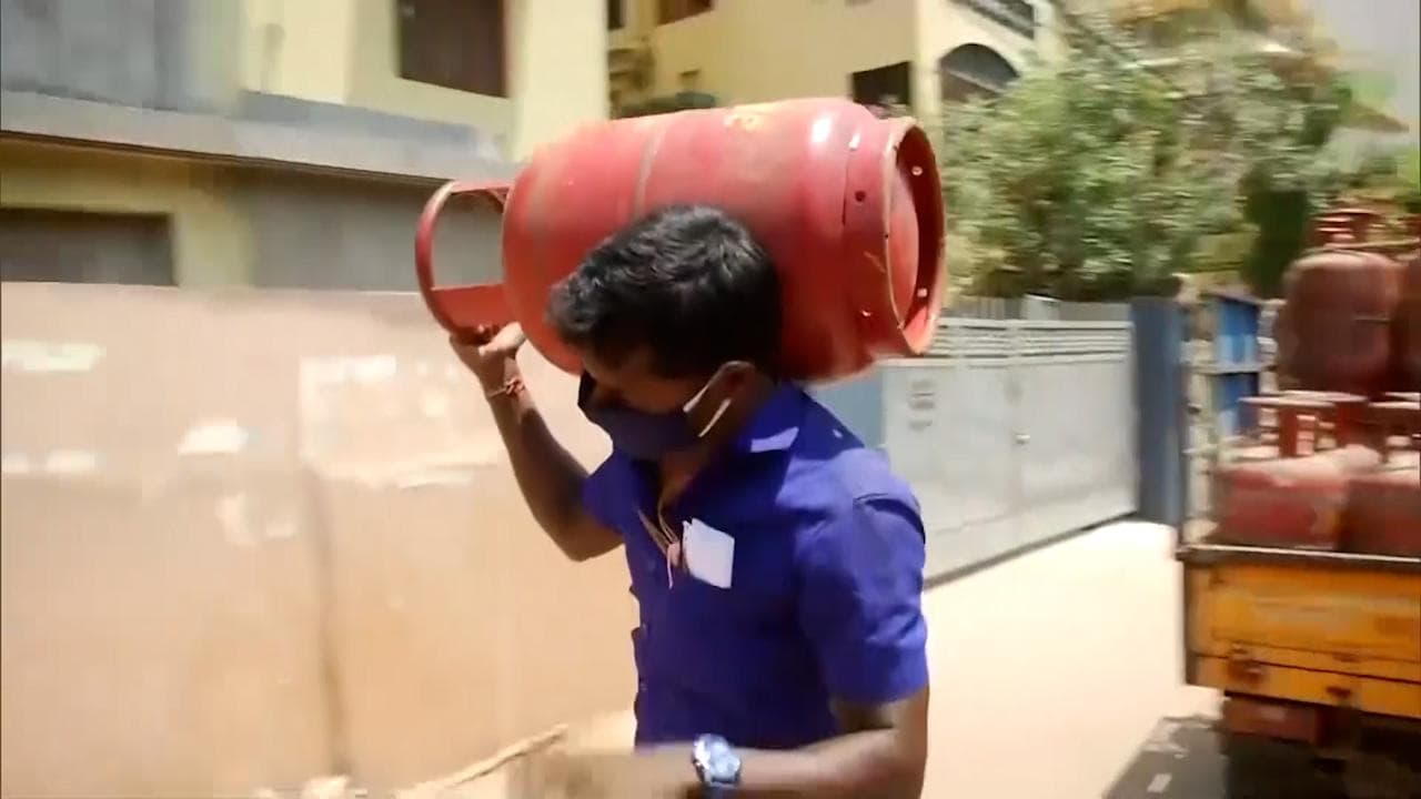 LPG Cylinder Price: আবার বাড়ল এলপিজি সিলিন্ডারের দাম, তবে আপাতত স্বস্তি গৃহস্থের হেঁশেলে