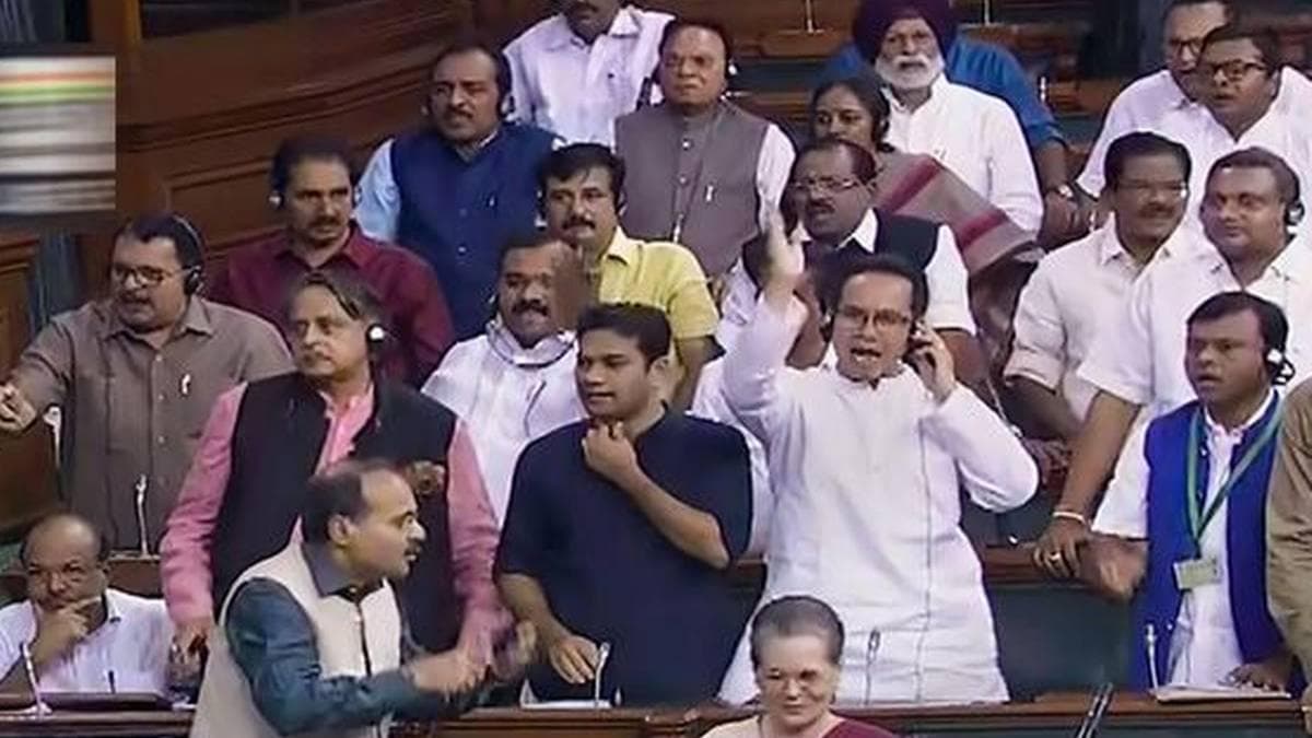 Farm Laws Repeal: सरकार ने बिल रद्द करने से पहले संसद में नहीं की चर्चा, विपक्ष आग-बबूला 