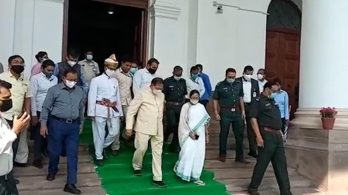 Mamata Banerjee: বিমান বিভ্রাটে মমতার দাবি, 'পাইলটের দক্ষতায় প্রাণ বেঁচেছে'