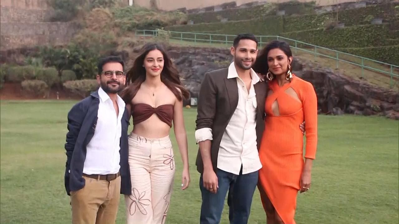 Gehraiyaan के प्रमोशन में कट आउट ड्रेस में दिखीं  दीपिका, अनन्या ने ठंड लगने पर पहना सिद्धांत का ब्लेजर  