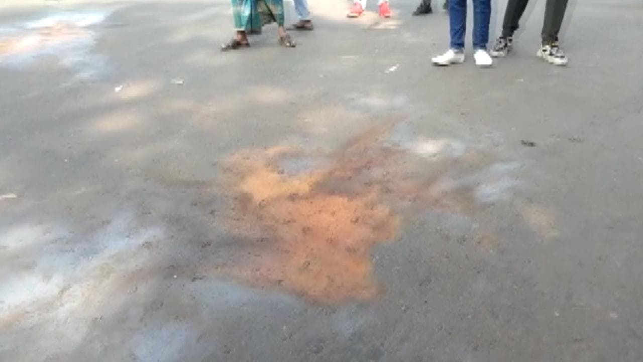 Kolkata: crude bombs hurled outside polling booth during civic polls