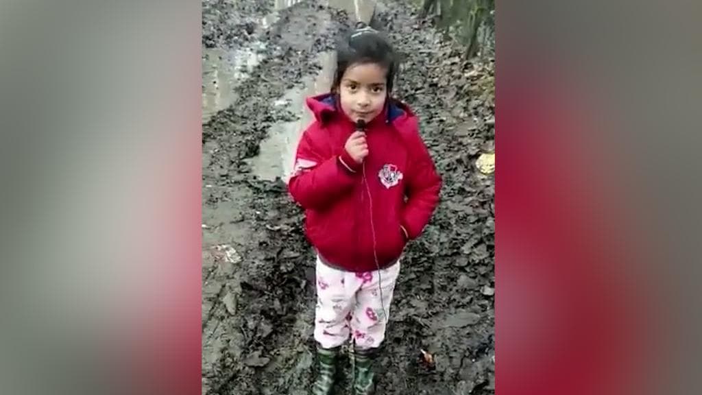 Kashmir की एक नन्हीं रिपोर्टर का वीडियो वायरल, बच्ची की क्यूटनेस के कायल हुए लोग