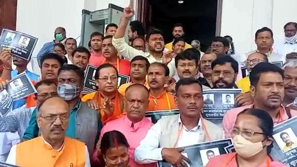 BJP: কংগ্রেস, তৃণমূলের প্রয়াত কাউন্সিলরদের ছবি নিয়ে বিধানসভায় বিক্ষোভ বিজেপির
