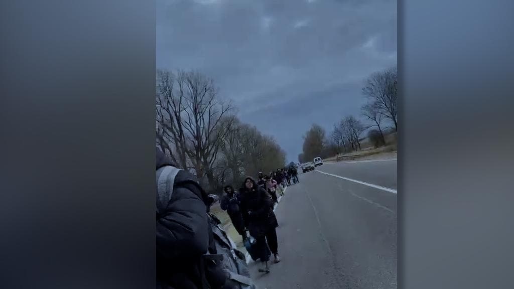 Ukraine Crisis: পায়ে হেঁটে ইউক্রেন ছাড়ছেন ভারতীয় পড়ুয়ারা, সীমান্তে খোলা হল অস্থায়ী শিবির