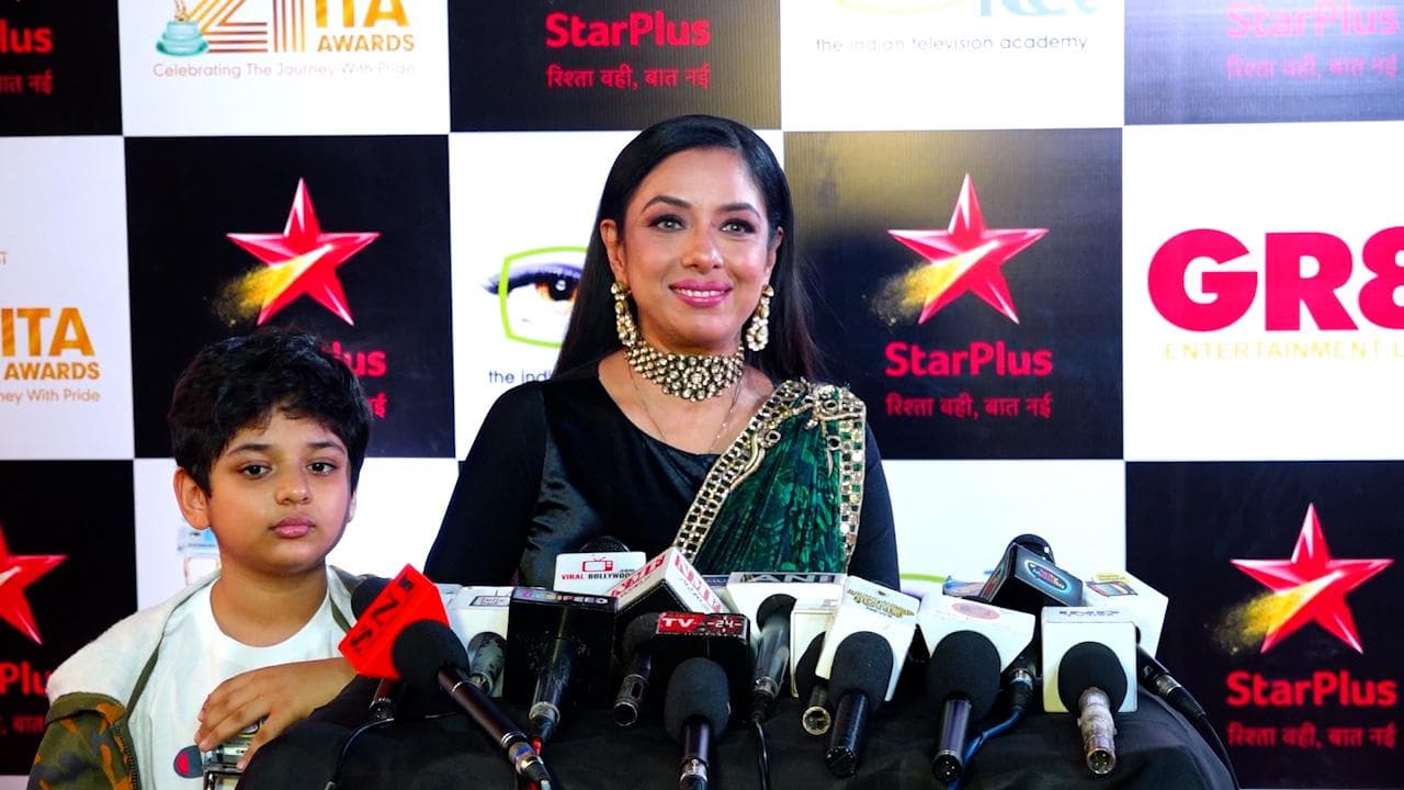 ITA Awards 2022: Rupali Ganguly बनीं बेस्‍ट एक्‍ट्रेस, जीत के बाद बेटे को दी ट्रॉफी