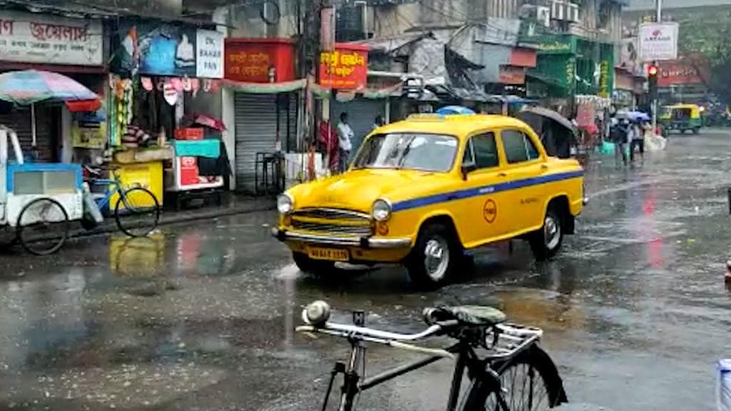 Rain starts in Bengal: সকাল থেকেই রাজ্যজুড়ে দফায় দফায় বৃষ্টি, ব্যাহত স্বাভাবিক জনজীবন