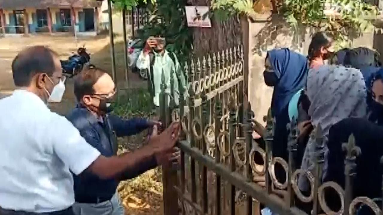 Hijab ban: Karnataka HC order only affects Muslim women, petitioner tells SC