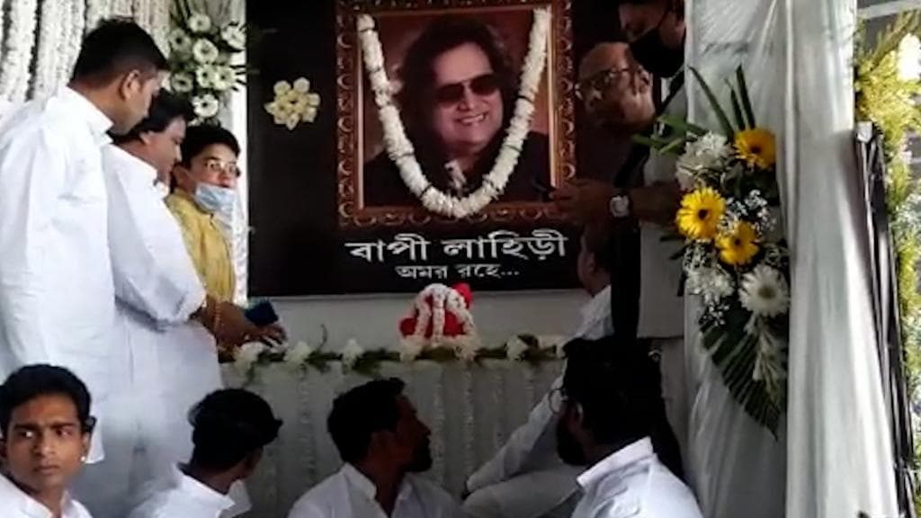 Bappi Lahiri: পারিবারিক প্রথা মেনে কলকাতাতেই ভাসানো হবে বাপ্পি লাহিড়ির অস্থি, শহরে এল পরিবার