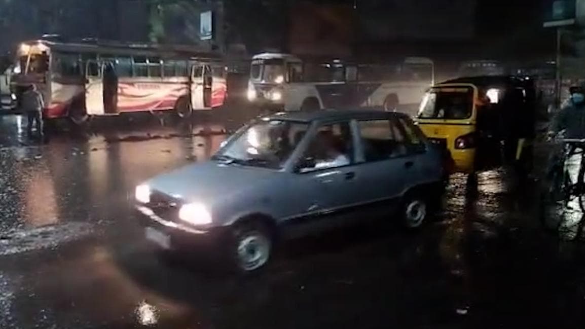 Bengal Weather update : জানুয়ারির সন্ধেই ঝমঝমিয়ে বৃষ্টি কলকাতায়, শিলাবৃষ্টি কলকাতা সংলগ্ন এলাকায়