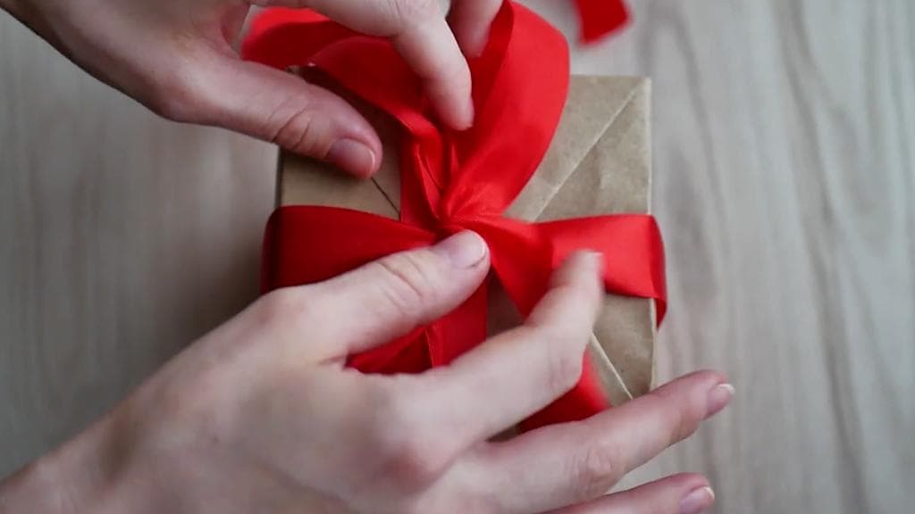 Diwali 2021 : দীপাবলিতে প্রিয়জনদের আকর্ষণীয় উপহার দিতে চান ? বেছে নিতে পারেন এই উপহারগুলো...