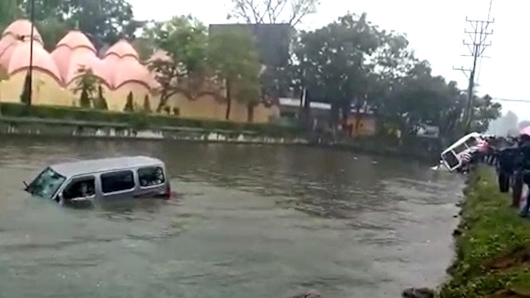 Accident in Burdwan: বেপরোয়া গতির জেরে দুর্ঘটনা বর্ধমানে, পুকুরে পড়ল রোগীসমেত অ্যাম্বুলেন্স