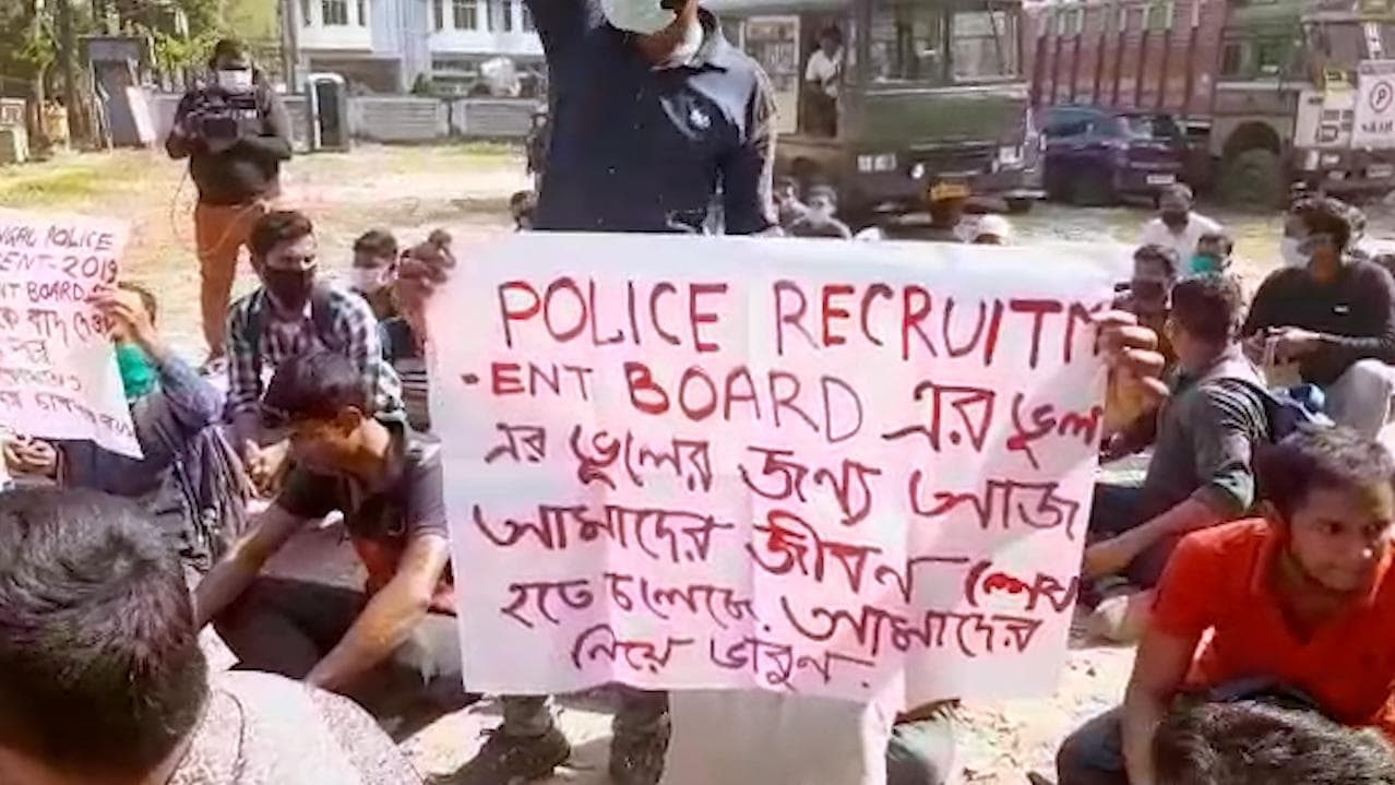 Agitation with Poison: মেধাতালিকা থেকে বাদ, বিষের বোতল নিয়ে বিক্ষোভ পুলিশে কনস্টেবল পদের চাকরিপ্রার্থীদের