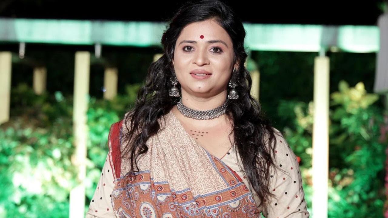 अहमदाबाद में सिंगर Urvashi Radadiya पर बाल्टी भरकर हुई नोटों की बारिश, स्टेज पर बिखरा पैसा ही पैसा