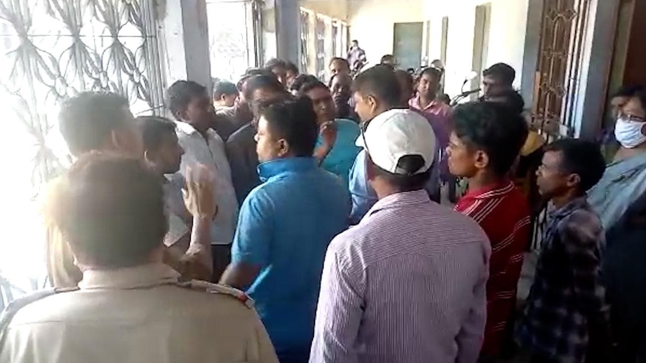 Asansol : জোর করে ছাত্রীদের অন্তর্বাস খোলানোর অভিযোগ প্রধান শিক্ষকের বিরুদ্ধে, উত্তাল স্কুল চত্বর
