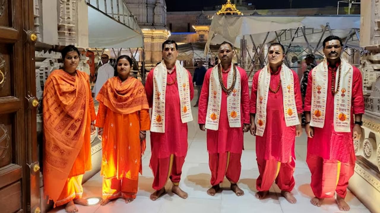 Uttar Pradesh: Cops deployed in priests attire at Kashi Vishwanath temple
