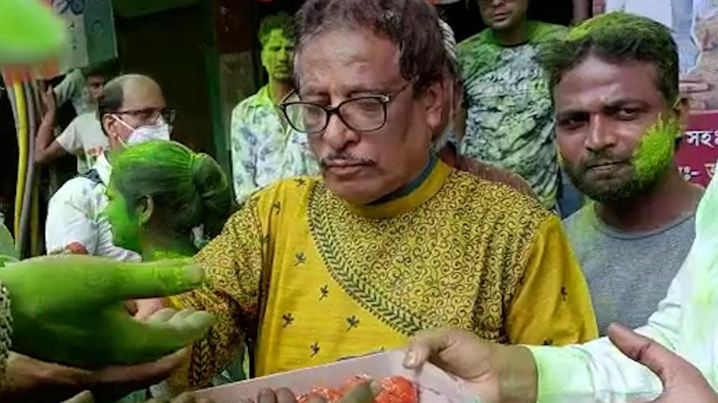 TMC celebrating win: রাজ্যজুড়েই তৃণমূলের সেলিব্রেশন, মিষ্টি বিতরণ করলেন নিউটাউনের বিধায়ক