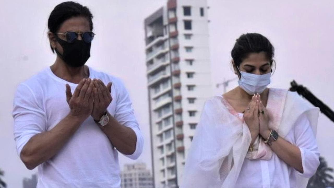 Shah Rukh Khan ने लता मंगेशकर के अंतिम संस्कार पर दुआ के लिए उठाए हाथ, फैंस हुए इमोशनल